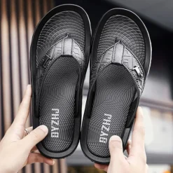 Hot OUKU Men's Brown Casual Flip Flops with Textured Footbed and Adjustable Strap – Comfortable Outdoor Sandals for Summer and Beach Wear