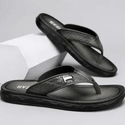 Hot OUKU Men's Brown Casual Flip Flops with Textured Footbed and Adjustable Strap – Comfortable Outdoor Sandals for Summer and Beach Wear