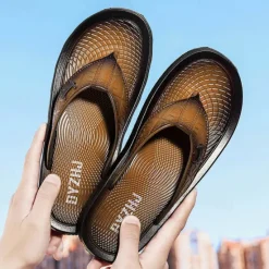 Hot OUKU Men's Brown Casual Flip Flops with Textured Footbed and Adjustable Strap – Comfortable Outdoor Sandals for Summer and Beach Wear