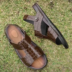 Hot OUKU Men's Brown Crocodile Pattern Sandals with Adjustable Strap, Stylish Design for Casual, Outdoor and Summer Wear