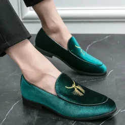 OUKU Men's Green Velvet Loafers with Gold Embroidery – Luxurious Slip-On Shoes for Formal Events and Weddings