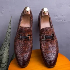 Online OUKU Men's Red Crocodile-Embossed Faux Leather Loafers – Luxury Slip-On Shoes with Sleek Metal Buckle Accent for Formal and Business Wear