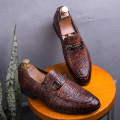 Online OUKU Men's Red Crocodile-Embossed Faux Leather Loafers – Luxury Slip-On Shoes with Sleek Metal Buckle Accent for Formal and Business Wear