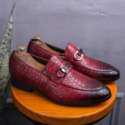 Online OUKU Men's Red Crocodile-Embossed Faux Leather Loafers – Luxury Slip-On Shoes with Sleek Metal Buckle Accent for Formal and Business Wear