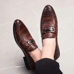 Online OUKU Men's Red Crocodile-Embossed Faux Leather Loafers – Luxury Slip-On Shoes with Sleek Metal Buckle Accent for Formal and Business Wear