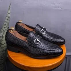 Online OUKU Men's Red Crocodile-Embossed Faux Leather Loafers – Luxury Slip-On Shoes with Sleek Metal Buckle Accent for Formal and Business Wear