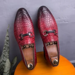 Online OUKU Men's Red Crocodile-Embossed Faux Leather Loafers – Luxury Slip-On Shoes with Sleek Metal Buckle Accent for Formal and Business Wear